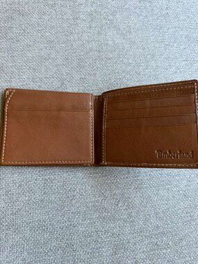 Timberland Men's Milled Leather Bifold Wallet Bown